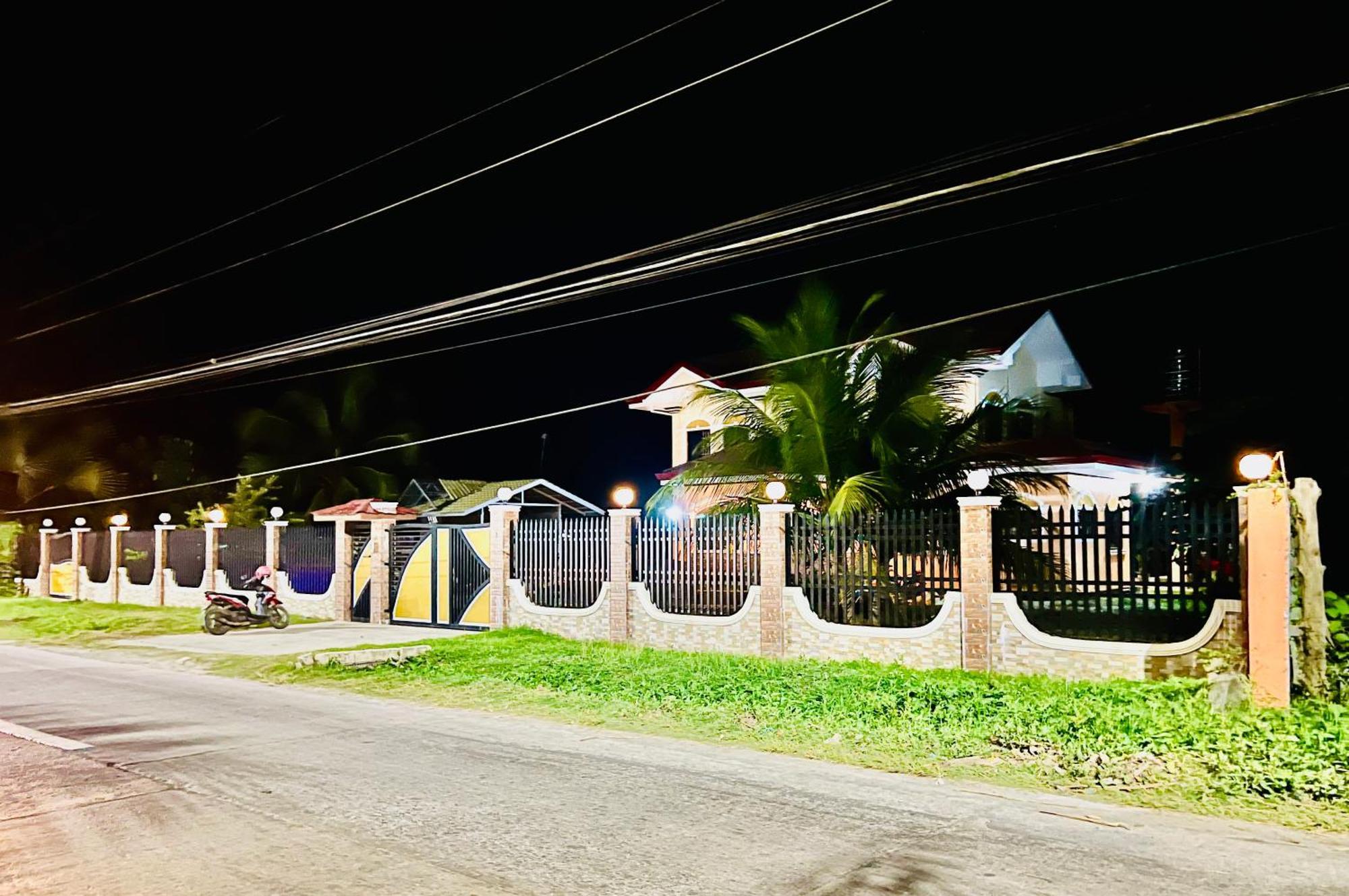 Chateau La Princesa With Cozy Garden & Bar Puerto Princesa Екстер'єр фото